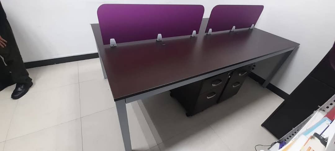 Escritorio compartido con mampara