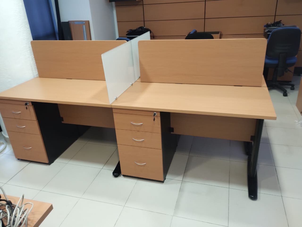 Estacion de trabajo con mampara transversal