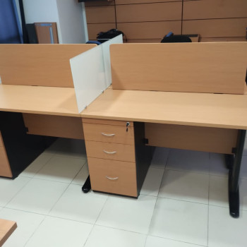 Estacion de trabajo con mampara transversal